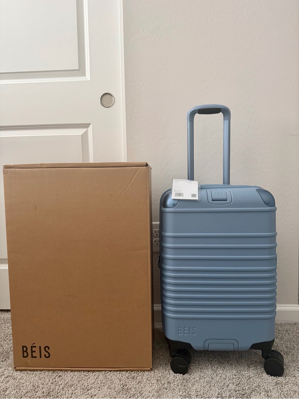 BÉIS The Hybrid Carry-On Roller 
in Dusty Blue - Picture 3 of 5